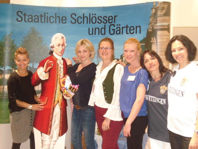Gemeinsam für Schwetzingen unterwegs: Die Leiterin der Schlossverwaltung Schwetzingen Sandra Moritz (links) und die Leiterin der Stadtinformation Schwetzingen Christiane Drechsler (2.von rechts) mit ihren Kolleginnen sowie Impressionen vom Stand.
